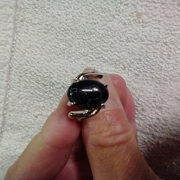 Silvertone black 🖤 stone 🪨 ring 💍8 - Picture 5 of 5